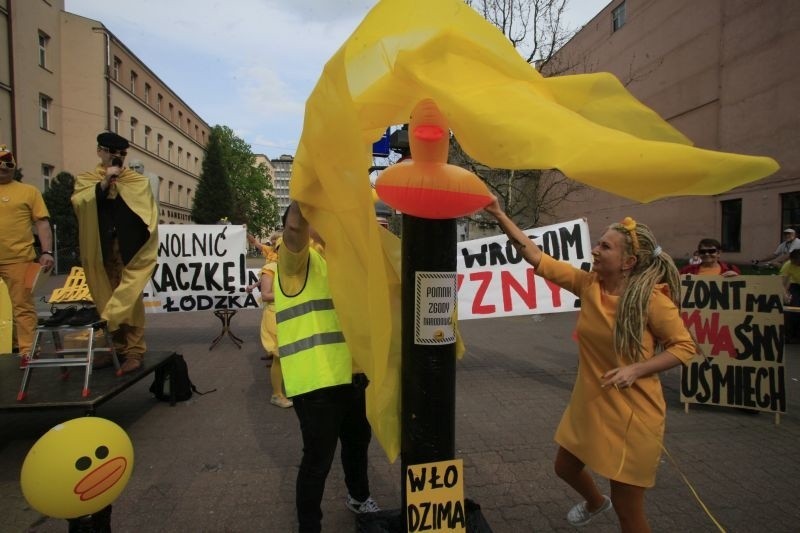 Żółta Alternatywa żąda uwolnienia kaczki! Happening w pasażu Schillera