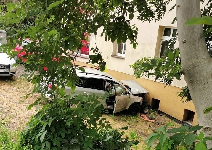 Wypadek w Gliwicach: Samochód uderzył w dom. Jedna osoba została ranna ZDJĘCIA