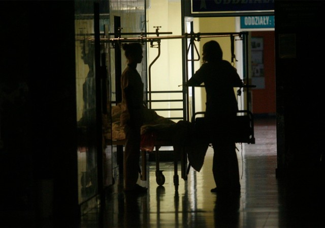 24.08.2012 legnica zdjecie ilistracyjne szpital wojewodzki szpitale pielegniarka nosze pomoc kroplowka pomoc korytarz luzko salowa ..gazeta wroclawska piotr krzyzanowski/polskapresse..