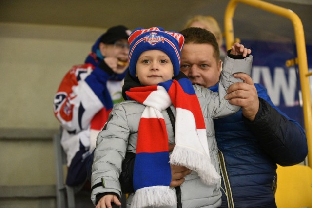 KH Energa Toruń - Naprzód Janów 12:0. To czwarte z rzędu zwycięstwo toruńskiej drużyny, która awansowała na 8. miejsce i nie chce na tym poprzestać. Wysoką formę potwierdził Patrik Spesny, który pierwszy raz w sezonie był niepokonany między słupkami. Gole dla KH Energa strzelali Michał Kalinowski, Bartosz Skólmowski, Aleksander Grebieniuk, dwukrotnie Denis Serguszkin, dwukrotnie Dominik Olszewski, Bartosz Fraszko, Dmitri Kozłow, Artem Smirnow i dwukrotnie Jegor Feofanow.Już w niedzielę arcyważny mecz w Gdańsku. Derby dla Torunia!