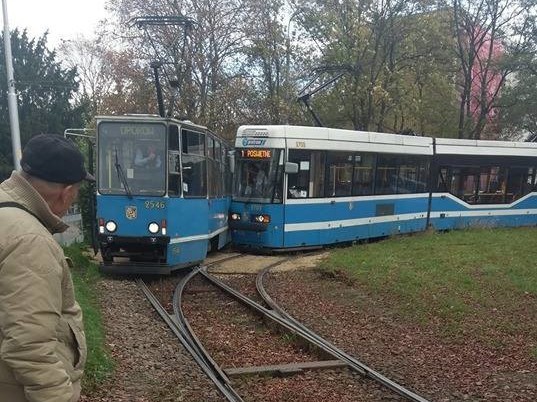 Zderzenie dwóch tramwajów na pętli. Są utrudnienia 