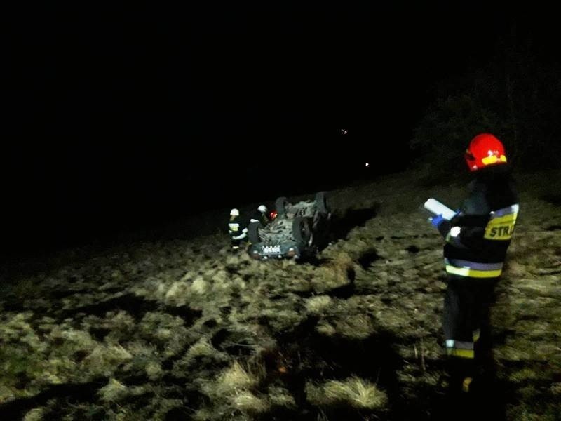 Rytro wypadek. Samochód spadł ze skarpy. Dwie osoby poszkodowane, a jedna uciekła z miejsca zdarzenia [ZDJĘCIA]