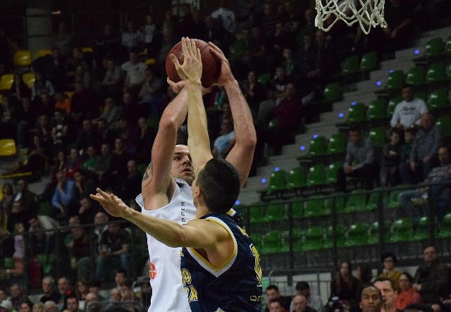 W pierwszym meczu obu drużyn w tym sezonie Stelmet BC Zielona Góra pokonał we własnej hali Asseco Gdynia 100:57.