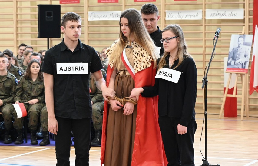 Uczniowie liceum Norwida w Kielcach śpiewają Hymn Polski.  Śpiewało 900 osób! [ZDJĘCIA] 