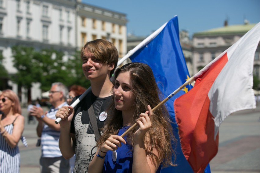 Kraków. Skromna manifestacja KOD na Rynku Głównym [ZDJĘCIA]