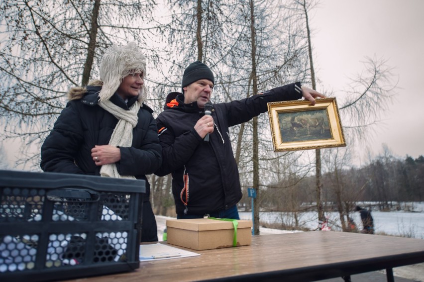 Charytatywne morsowanie w Szepietowie. Społeczność morsów zebrała ponad 20 tys. zł dla trzynastolatki z nowotworem mózgu (zdjęcia)