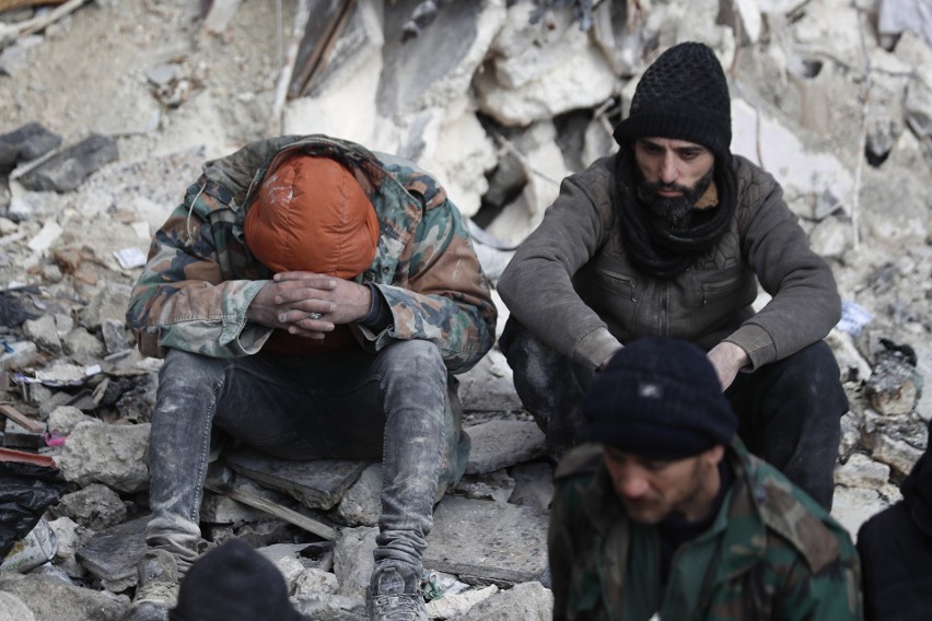 Chwila odpoczynku ratowników w syryjskim mieśćie Aleppo,...