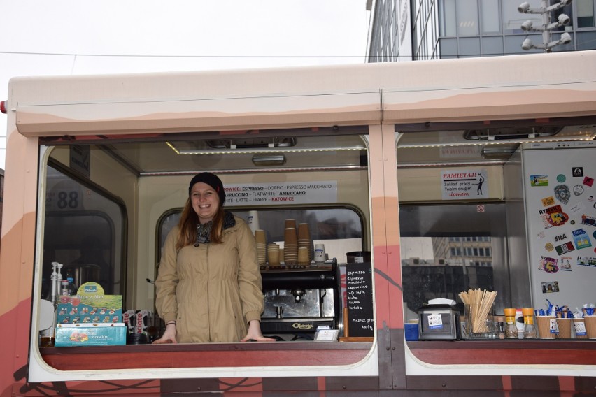 Na katowickim rynku trwa zlot food trucków. W piątek w samo...