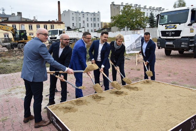 Rozpoczęła się budowa czterystu mieszkań w Diasferze Łódzkiej. 27 września symbolicznie wbito pierwszą łopatę pod inwestycję.