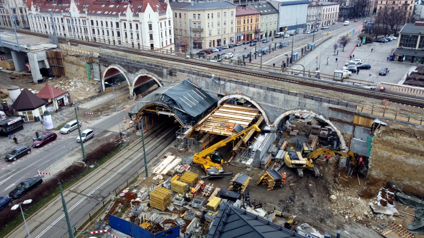 W połowie roku prace przeniosą się nad przeciwną jezdnię.