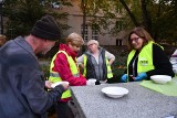 Kilkadziesiąt porcji zupy, kanapki i słodycze trafiły do potrzebujących w Kielcach. 2. edycja akcji "Zupa na skwerze" bardzo udana 