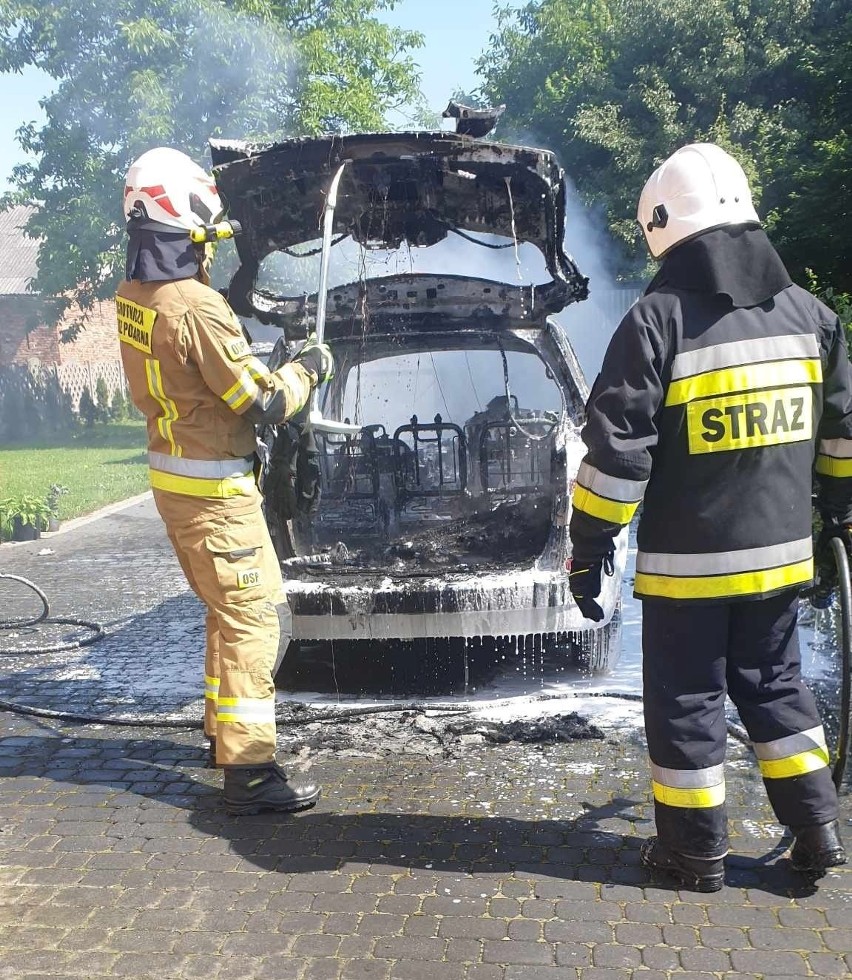 Pojazd osobowy w Przegini gasili strażacy z czterech...