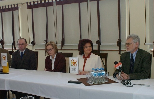 Od lewej: Jan Bronś, burmistrz Oleśnicy, Iwona Szkopińska, burmistrz Wieruszowa, Maria Kurowska, burmistrz Jasła i Stanisław Szwabski, przewodniczący RM Gdyni.