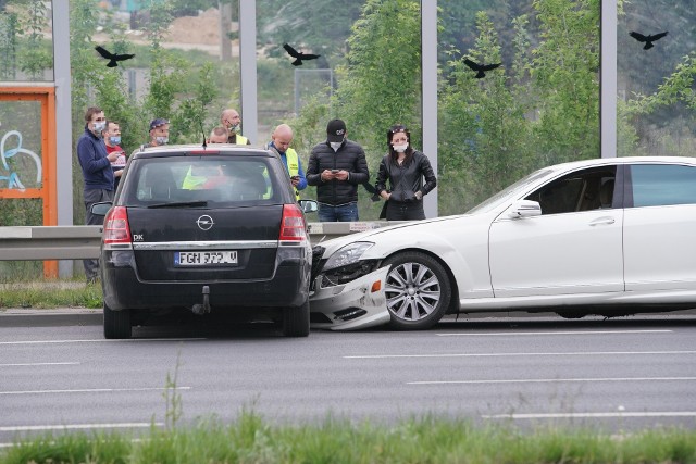 Aż pięć osobówek zderzyło się na ulicy Hlonda w Poznaniu. Do zdarzenia doszło po godzinie 18 w poniedziałek, 4 maja. Kolejne zdjęcie -->