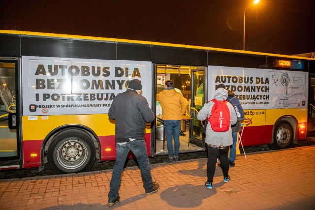 Już po raz dziewiętnasty w czwartek (1 grudnia 2022) na łódzkie ulice wyruszył „Autobus dla bezdomnych i potrzebujących”, wożący ciepłe posiłki oraz zimową odzież. Będzie kursował codziennie do 15 marca.