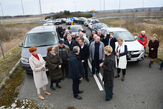 Minister infrastruktury Andrzej Adamczyk na niedokończonej obwodnicy Drezdenka.