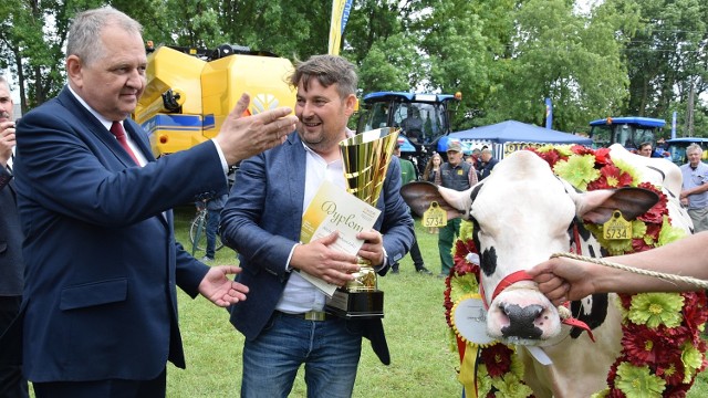 Michał Matuszczyk i jego superczempionka Gabi oraz podsekretarz stanu w Ministerstwie Rolnictwa Ryszard Zarudzki