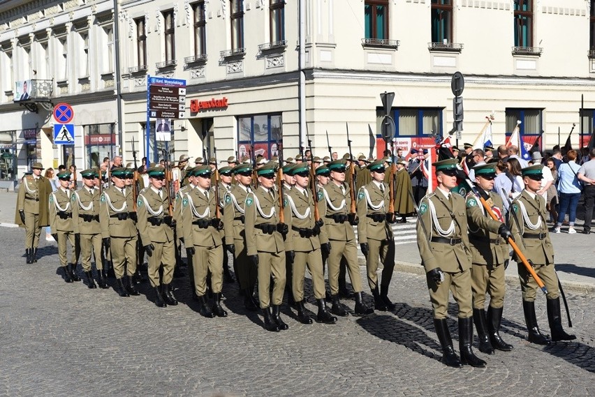 Nowy Sącz. Tłumy sądeczan na powtórnym pochówku gen. Bronisława Pierackiego