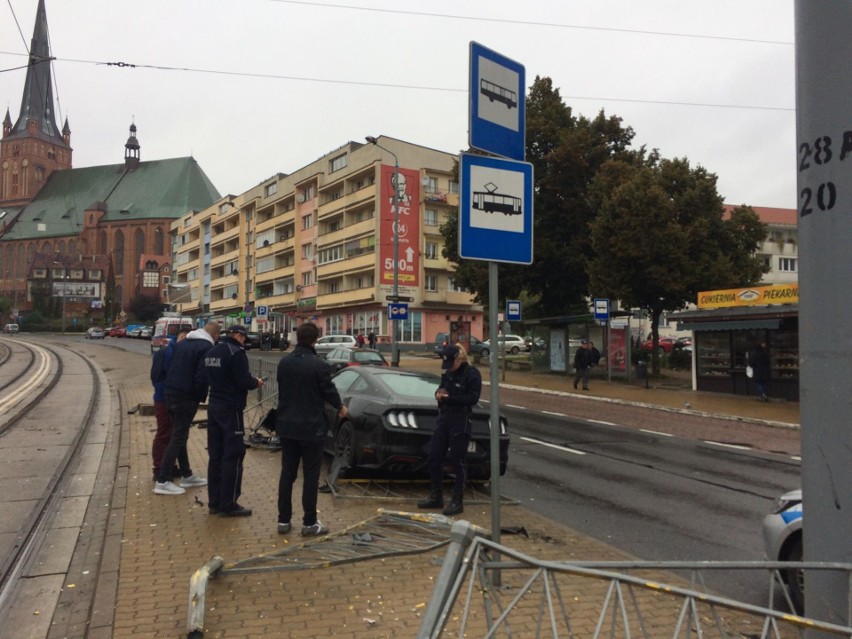 Kolizja na ul. Wyszyńskiego w Szczecinie. Samochód uderzył w barierkę [ZDJĘCIA]
