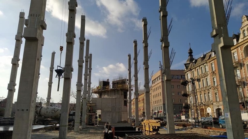 Centrum przesiadkowe Opole Główne. Układanie betonowych...