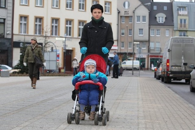 - Tyle było szumu o tym monitoringu. W końcu uwierzyłam, że kamery już są na promenadzie - mówi Kinga Przeracka, na zdjęciu z synem Miłoszem.