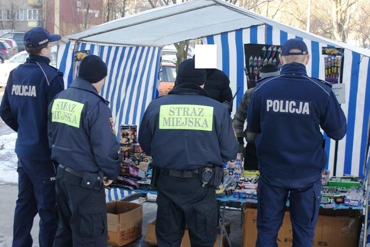 Straż miejska i policja kontrolują punkty sprzedaży petard (zdjęcia)