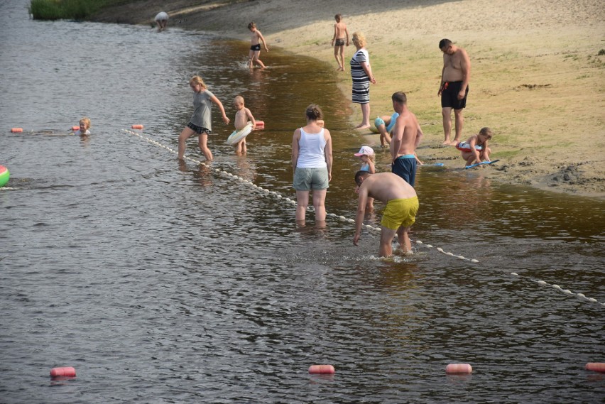 Dużo atrakcji nad zalewem w Szydłowcu. Wypoczywały tu całe rodziny. Zobacz zdjęcia