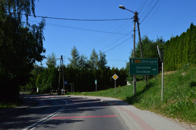 Tak biegnie droga wojewódzka 964 przez Dziekanowice (gm. Dobczyce)