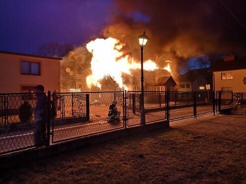W nocy palił się dom w Zatorze. W porę ugaszono pożar, straty są spore [ZDJĘCIA]