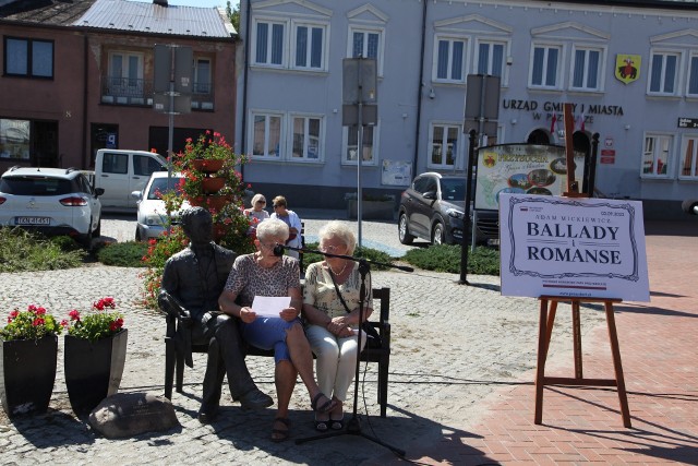 Na Placu Kolberga w Przysusze mieszkańcy czytali „Ballady i Romanse Adama Miskiewicza” w ramach Narodowego Czytania.