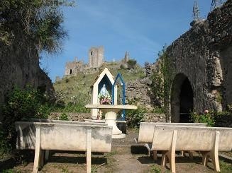 Dziwna kaplica z widokiem na ruiny Cirelli