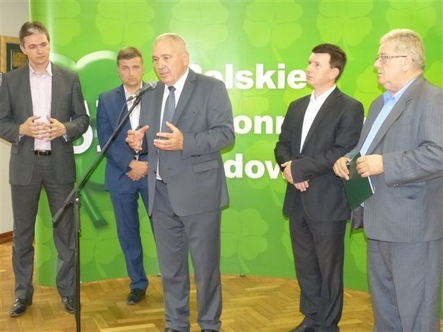 Kandydat Ludowców przekonuje, że jest w stanie, w ciągu roku, zrobić coś pożytecznego w Senacie dla regionu świętokrzyskiego. Od lewej stoją marszałek Adam Jarubas, wiceminister gospodarki Arkadiusz Bąk, kandydat na senatora Kazimierz Kotowski, poseł Jarosław Górczyński, europoseł Czesław Siekierski.