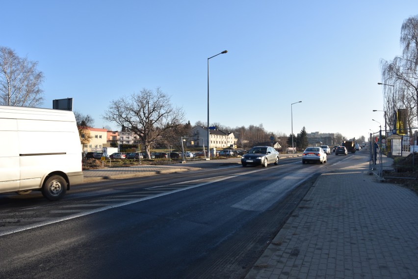 Tarnów. Miasto i drogowcy spierają się o przebudowę Lwowskiej, a otoczenie ulicy wygląda jak pobojowisko [ZDJĘCIA]