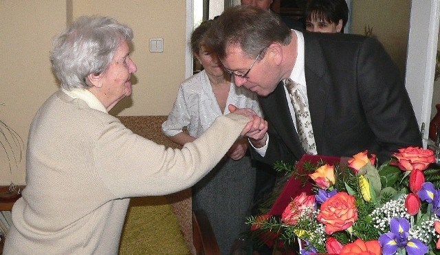 Buska stulatka Helena Janicka otrzymała życzenia i kwiaty od burmistrza Piotra Wąsowicza.