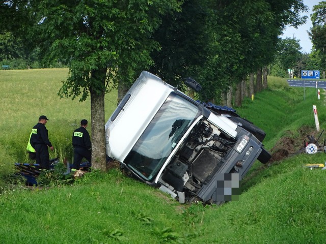 Wypadek koło Sławna. 5,5 tysiąca kurczaków w rowie