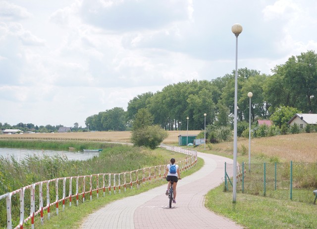 Nie działa kilkadziesiąt latarni stojących przy ścieżce rowerowej wokół Zalewu Zemborzyckeigo od strony ul. Krężnickiej