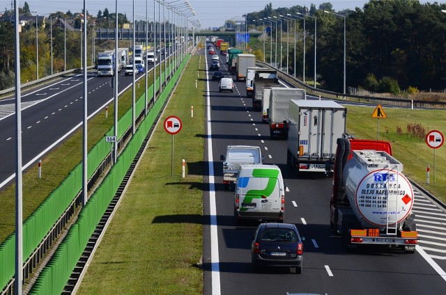 Zakaz wyprzedzania przez pojazdy ciężarowe na autostradzie, zdjęcie ilustracyjne