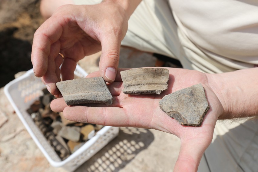 Na fragmenty zabudowań trafili archeolodzy badający teren...