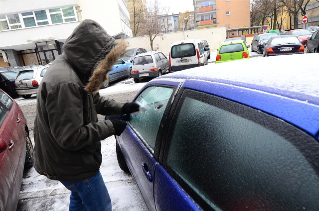 Chyba niemal każdy kierowca ma za sobą poranne skrobanie szyb w zimowe poranki. Wielu czyni to po uruchomieniu silnika. Czy jednak zdajemy sobie sprawę, że grożą za to dwa mandaty?>> Najświeższe informacje z regionu, zdjęcia, wideo tylko na www.pomorska.pl 