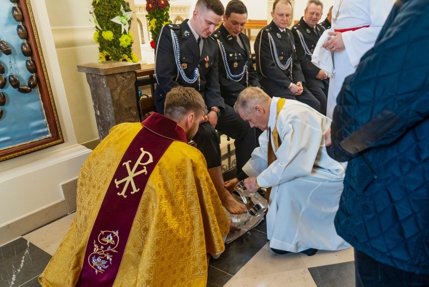 Msza Wieczerzy Pańskiej i obrzęd obmycia nóg 12 mężczyznom w parafii świętego Michała Archanioła w Daleszycach