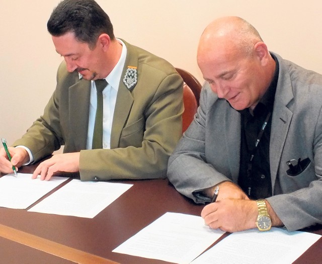 Kolejny wspólny krok. Leśnicy z energetykami  Porozumienie  podpisali dyrektor RDLP Sławomir Cichoń (z lewej)  i dyrektor Energi Krzysztof Łukasik