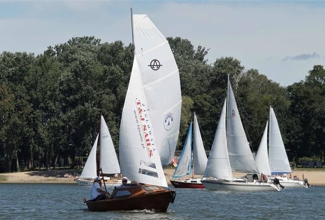 W dniach 19 i 20 czerwca w Kruszwicy odbęda się Wojewódzkie Regaty Żeglarskie oraz wyścig o Błękitną Wstęgę j. Gopło. Organizatorem zawodów jest Klub Żeglarski "Popiel", który obchodzi 75-lecie działalności. Na zdjęciach ubiegłoroczny wyścig o Błękitną Wstęgę Gopła