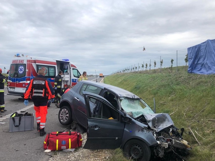 Groźny wypadek na krajowej trasie w Mierzawie. Jedna osoba nie żyje, stan drugiej jest poważny