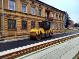 Na ulicy Warszawskiej już widać asfalt i nowe torowisko! ZDJĘCIA