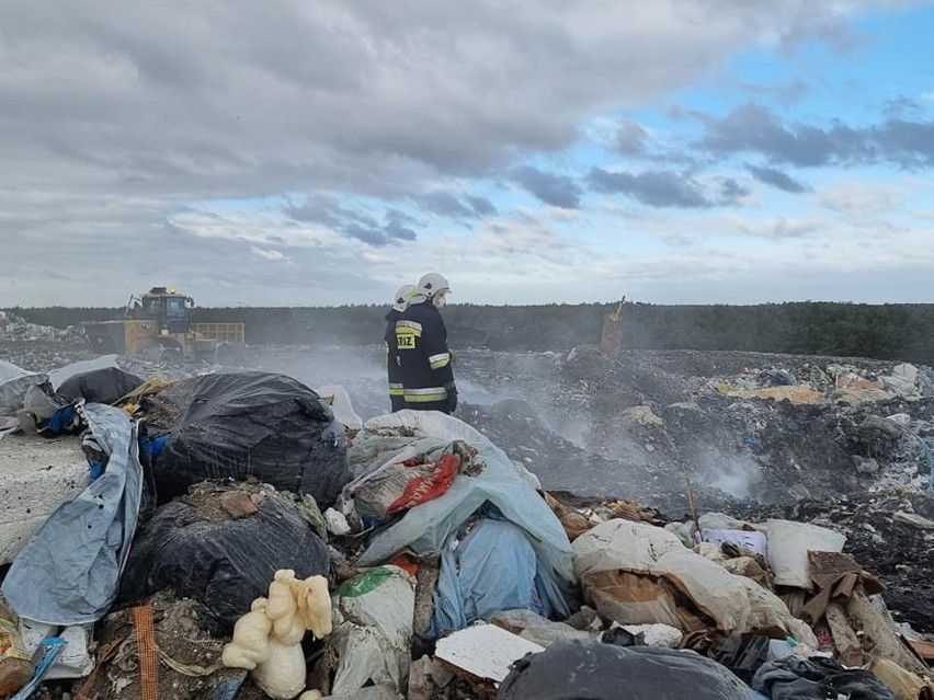 Wielki pożar  składowiska odpadów w Toruniu. Z ogniem walczą...