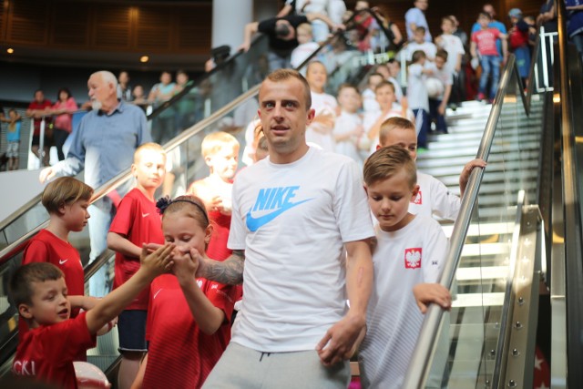 Kamil Grosicki, podstawowy piłkarz reprezentacji Polski, członek kadry na najbliższe mistrzostwa Europy, przyjechał w piątek do Słupska. Spotkał się z fanami w Centrum Handlowym Jantar przy ul. Szczecińskiej. 