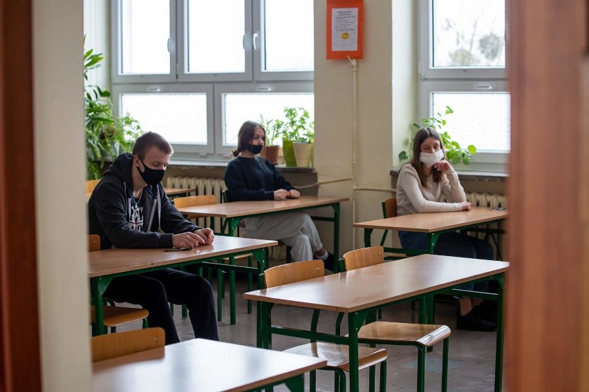 Próbny egzamin ósmoklasisty. Część uczniów sprawdza swoją wiedzę w tradycyjny sposób (zdjęcia)