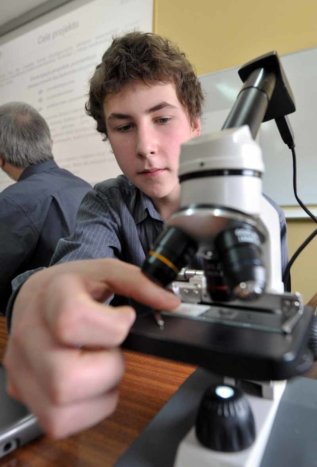 Krzysztof Wybranowski prezentuje, jak wykorzystać wideomikroskop przy opracowywaniu tras turystycznych