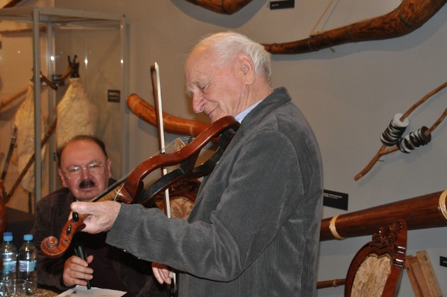 Muzyk ludowy Piotr Sikora (na pierwszym planie) „testował” m.in. takie nietypowe skrzypce. Z lewej profesor Zbigniew Przerembski.