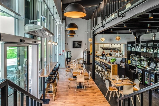 Restauracja MezzanineTo nowy punkt kulinarny na mapie Oświęcimia. Restauracja Mezzanine zlokalizowana jest w Galerii Park Shop przy ul. Królowej Jadwigi. Mezzanine to unikalne i nowoczesne miejsce, w którym potrawy przygotowywane są na oczach naszych gości. Menu, to przede wszystkim tradycyjna kuchnia w nowoczesnej odsłonie. W Mezzanine można spróbować dań mięsnych oraz owoców morza i ryb, a także dań jarskich i wegetariańskich  w towarzystwie starannie dobranych win, wybornych deserów, doskonałej kawy i szlachetnych trunków wysokoprocentowych. Restauracja prowadzi także ofertę śniadaniową. Ponadto, to jedyne miejsce w okolicy gdzie można zjeść czarną pizzę i czarnego burgera.